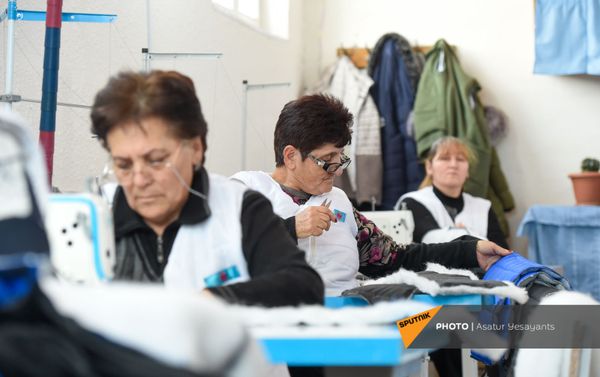  Կուրթանի բաճկոնների ֆաբրիկայի դերձակներն աշխատանքի պահին. 5 փետրվարի, 2021 - Sputnik Արմենիա