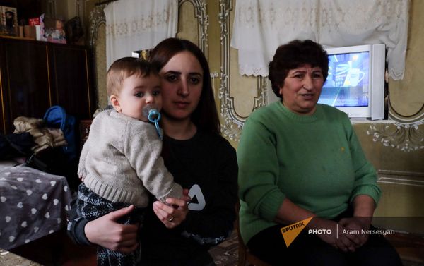 Мать семейства, Лариса, с невесткой Олей и внуком Юрием во временном доме (4 февраля 2021)․ Гехакерт Мать семейства, Лариса, с невесткой Олей и внуком Юрием во временном доме (4 февраля 2021)․ Гехакерт - Sputnik Армения
