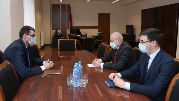Встреча министра труда и социальных вопросов Месропа Аракеляна с Чрезвычайным и Полномочным Послом России в Армении Сергеем Копыркиным (5 февраля 2021). Еревaн - Sputnik Армения