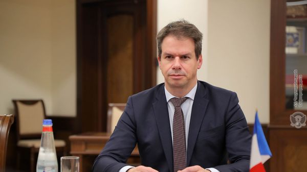 Министр обороны Вагаршак Арутюнян принял Чрезвычайного и Полномочного Посла Франции в РА Джонатана Лакота (5 февраля 2021). Еревaн - Sputnik Армения