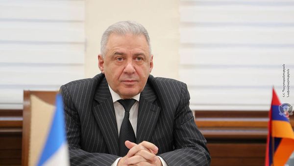 Министр обороны Вагаршак Арутюнян принял Чрезвычайного и Полномочного Посла Франции в РА Джонатана Лакота (5 февраля 2021). Еревaн - Sputnik Արմենիա