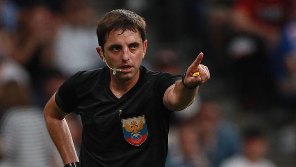 Главный судья Павел Кукуян в матче 3-го тура чемпионата России по футболу среди клубов Премьер-лиги между ФК Динамо (Москва) и ФК Урал (Екатеринбург) - Sputnik Армения