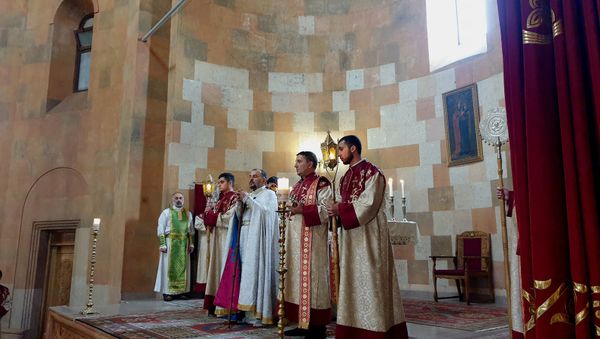 Епископ Вртанес Абраамян провел первую епархиальную литургию в Соборе Пресвятой Богородицы Арцахской епархии (7 февраля 2021). Степанакерт - Sputnik Արմենիա