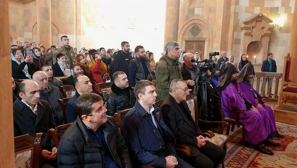Виталий Баласанян на первой епархиальной литургии в Соборе Пресвятой Богородицы Арцахской епархии (7 февраля 2021). Степанакерт - Sputnik Армения
