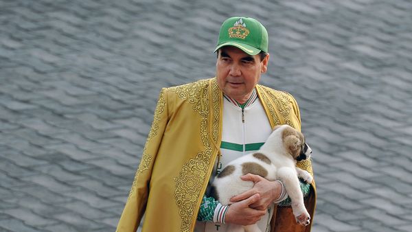 Президент Туркменистана Гурбангулы Бердымухамедов держит туркменскую овчарку, местно известную как Алабай, во время празднования Дня лошади (28 апреля 2018). Ашхабад - Sputnik Армения