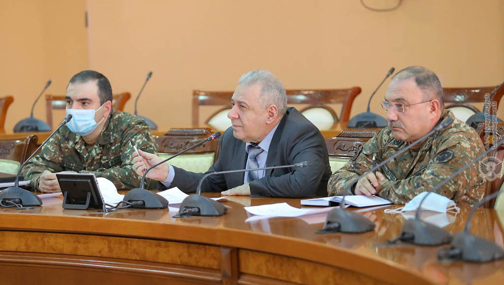 Министр обороны РА Вагаршак Арутюнян встретился с родственниками военнослужащих, пропавших без вести в карабахской войне (8 февраля 2021). Еревaн Министр обороны РА Вагаршак Арутюнян встретился с родственниками военнослужащих, пропавших без вести в карабахской войне (8 февраля 2021). Еревaн - Sputnik Армения, 1920, 08.02.2021