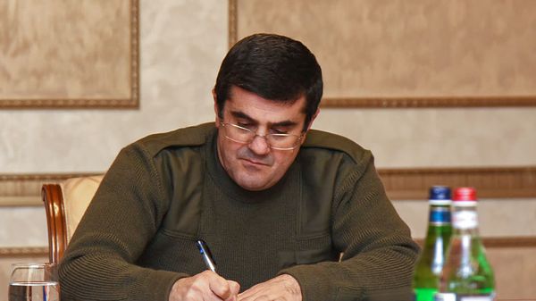 Президент Карабаха Араик Арутюнян провел рабочее совещание с участием руководителей силовых структур и секретарем Совета безопасности (8 декабря 2020). Степанакерт - Sputnik Армения