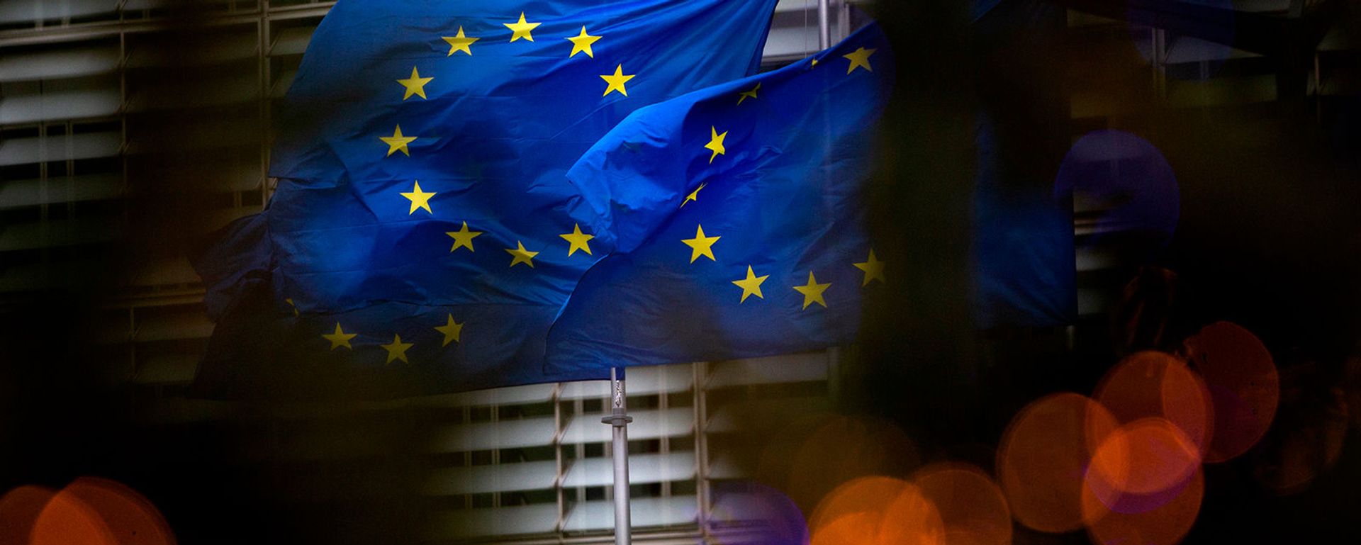 Флаги Европейского союза перед штаб-квартирой ЕС в Брюсселе - Sputnik Армения, 1920, 11.10.2021