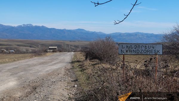 Дорожный знак у въезда в село Неркин Хндзореск, Сюник - Sputnik Армения