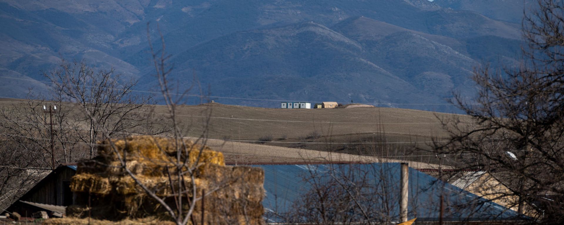Вид на азербайджанский пост из села Неркин Хндзореск, Сюник - Sputnik Армения, 1920, 13.05.2021