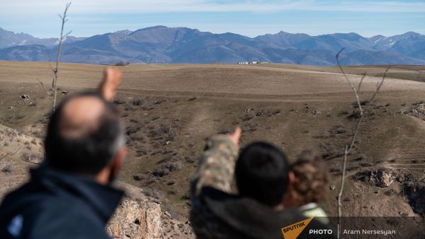 Жители села Неркин Хндзореск Сюникской области показывают на азербайджанский пост  - Sputnik Армения
