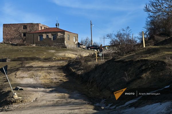 Жители села Шурнух Сюникской области устанавливают антенну на крыше дома Жители села Шурнух Сюникской области устанавливают антенну на крыше дома - Sputnik Армения