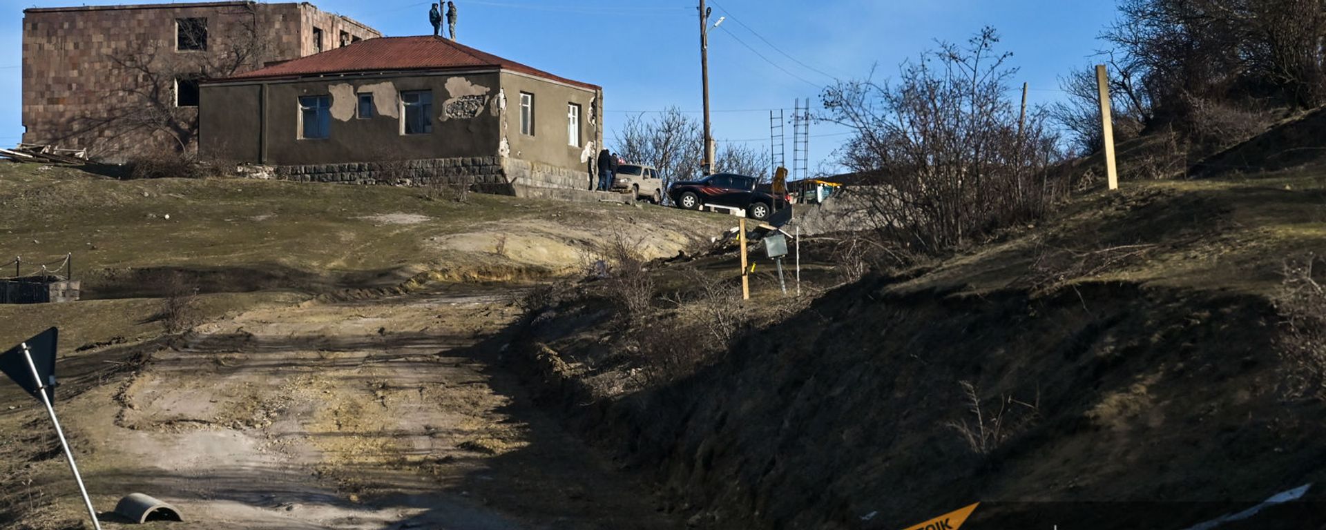 Жители села Шурнух Сюникской области устанавливают антенну на крыше дома - Sputnik Արմենիա, 1920, 26.08.2021