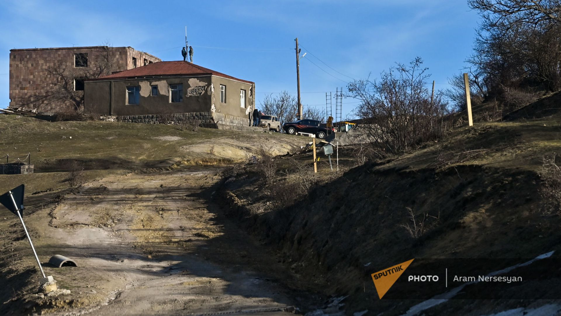 Жители села Шурнух Сюникской области устанавливают антенну на крыше дома Жители села Шурнух Сюникской области устанавливают антенну на крыше дома - Sputnik Армения, 1920, 14.02.2021