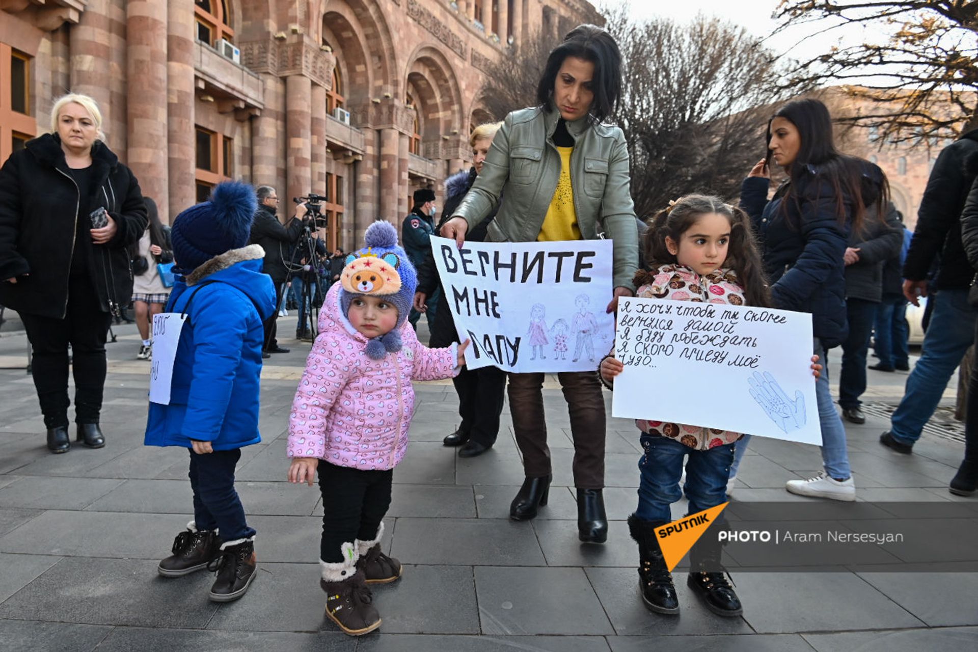 Верните папу: родители пропавших без вести в Карабахе солдат привели на акцию внуков - Sputnik Армения, 1920, 11.02.2021