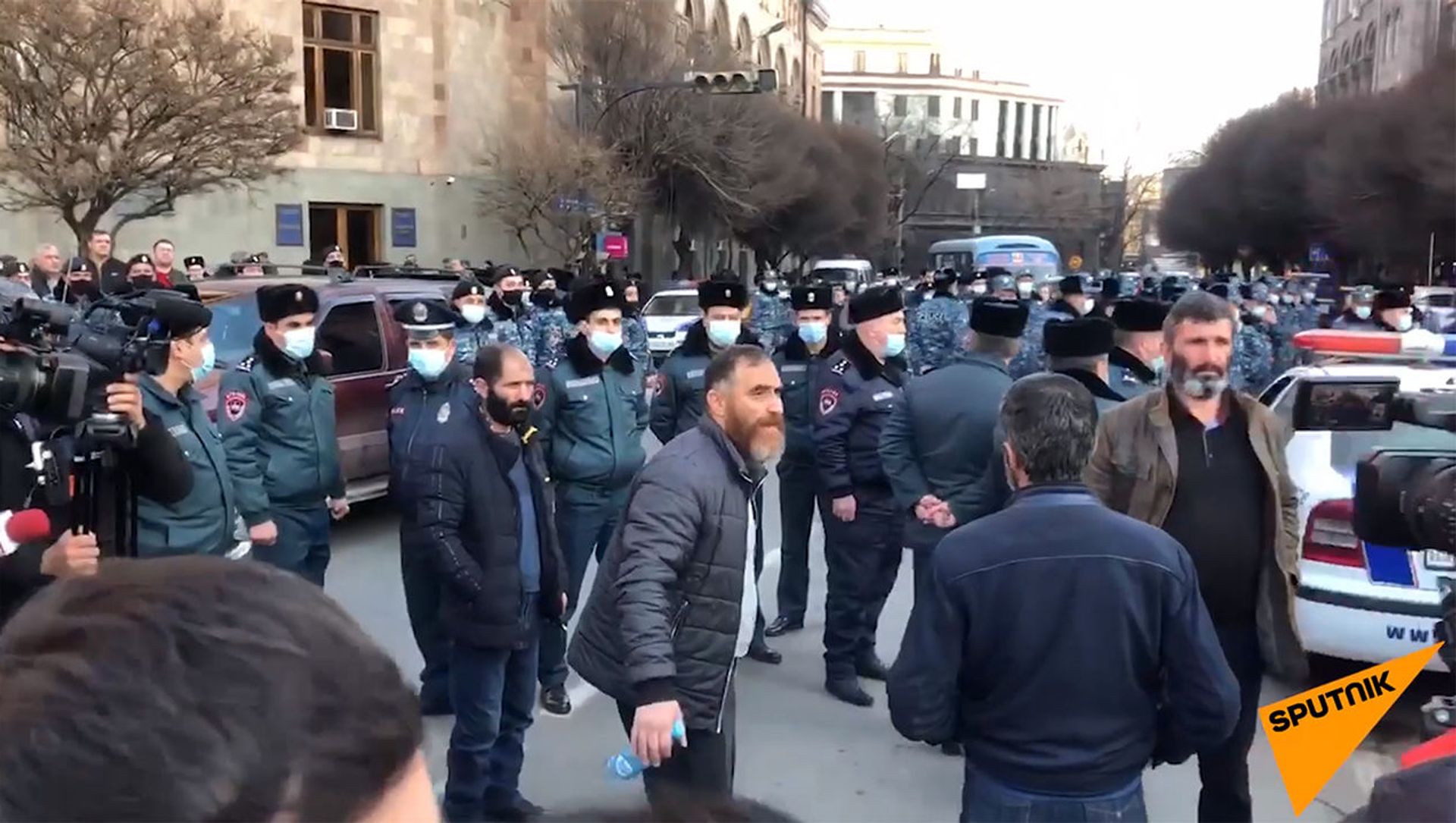 Родственники пропавших без вести военнослужащих у площади Республики (11 февраля 2021). Еревaн Родственники пропавших без вести военнослужащих у площади Республики (11 февраля 2021). Еревaн - Sputnik Արմենիա, 1920, 12.04.2021