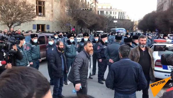 Родственники пропавших без вести военнослужащих у площади Республики (11 февраля 2021). Еревaн - Sputnik Արմենիա