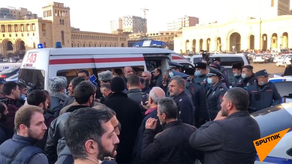 Родственники пропавших без вести военнослужащих на площади Республики (11 февраля 2021). Еревaн - Sputnik Армения