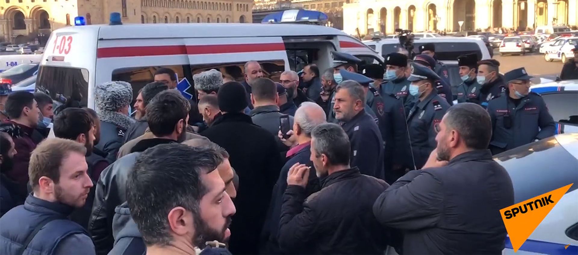 Родственники пропавших без вести военнослужащих на площади Республики (11 февраля 2021). Еревaн - Sputnik Армения, 1920, 12.04.2021