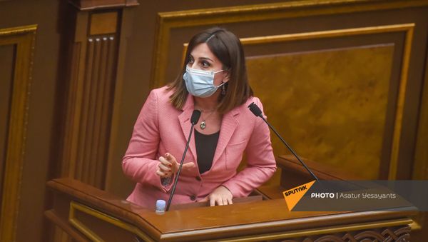 Министр здравоохранения Анаит Аванесян на заседании в Парламенте (10 февраля 2021). Еревaн Министр здравоохранения Анаит Аванесян на заседании в Парламенте (10 февраля 2021). Еревaн - Sputnik Армения