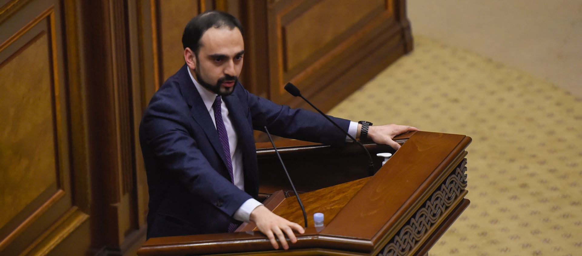 Вице-премьер Тигран Авинян на заседании в Парламенте (10 февраля 2021). Еревaн - Sputnik Արմենիա, 1920, 26.05.2021