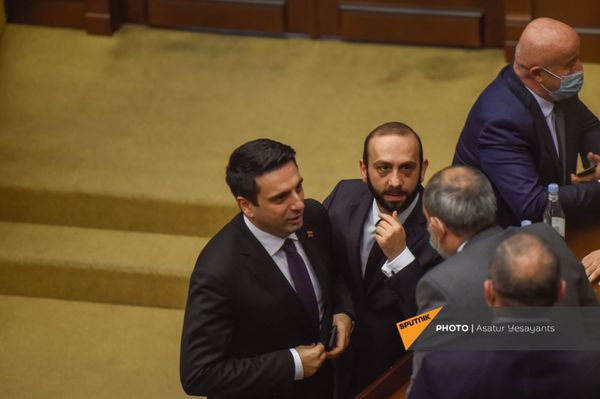 Ален Симонян и Арарат Мирзоян на заседании в Парламенте (10 февраля 2021). Еревaн Ален Симонян и Арарат Мирзоян на заседании в Парламенте (10 февраля 2021). Еревaн - Sputnik Армения