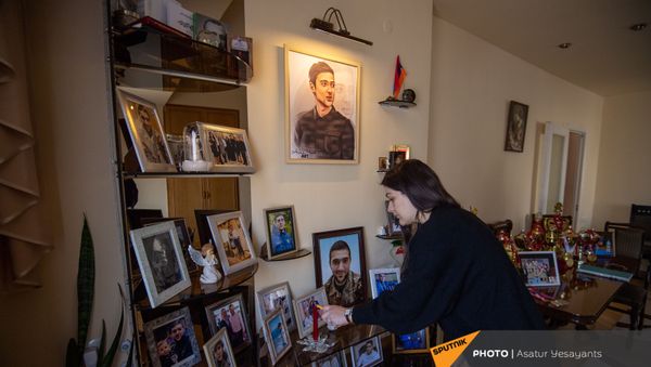 Уголок с фотографиями погибшего в карабахской войне спортсмена Артура Сукиасяна (10 февраля 2021). Еревaн - Sputnik Արմենիա