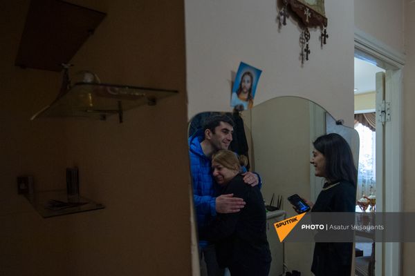 Мать и сестра погибшего в карабахской войне спортсмена Артура Сукиасяна - Грануш и Седа (10 февраля 2021). Еревaн Мать и сестра погибшего в карабахской войне спортсмена Артура Сукиасяна - Грануш и Седа (10 февраля 2021). Еревaн - Sputnik Армения
