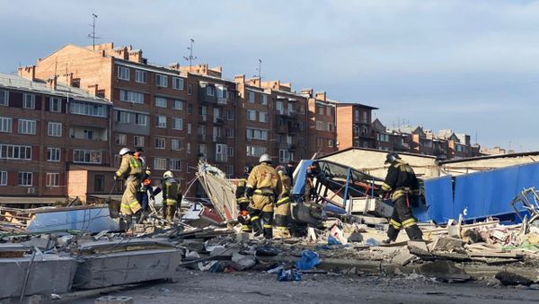 Сотрудники МЧС разбирают завалы на месте взрыва в супермаркете на улице Гагкаева (12 февраля 2021). Владикавказ - Sputnik Армения