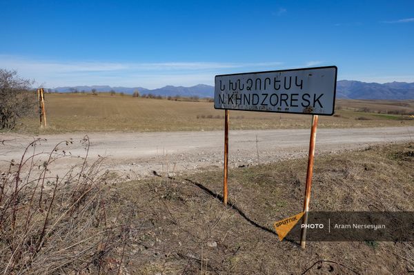 Дорожный знак у въезда в село Неркин Хндзореск, Сюник Дорожный знак у въезда в село Неркин Хндзореск, Сюник - Sputnik Армения
