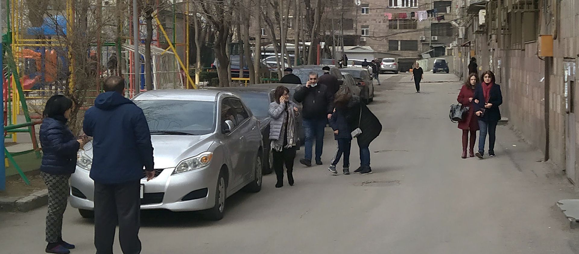 Люди во дворах после землетрясения (13 февраля 2021). Еревaн - Sputnik Արմենիա, 1920, 13.02.2021
