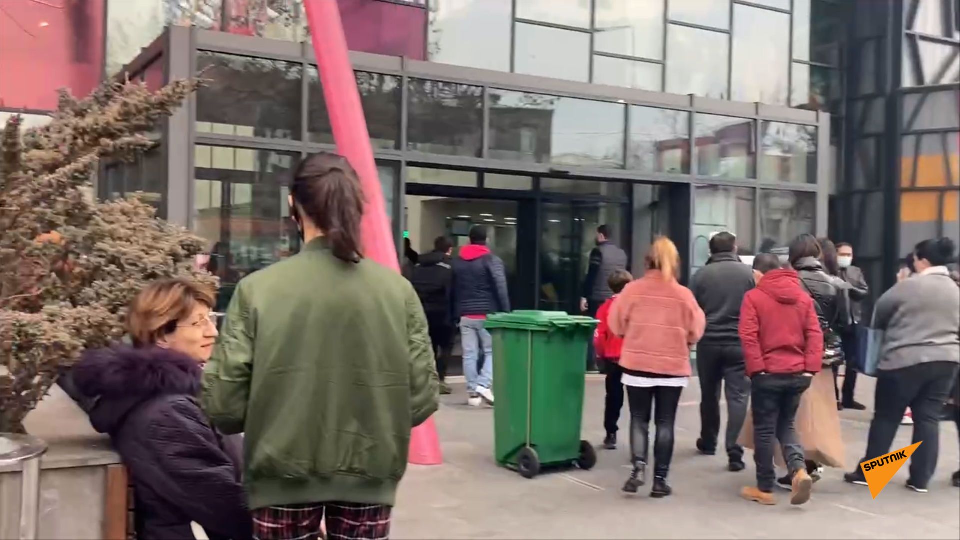 Толчки в Ереване: внутри торгового центра Петак были небольшие повреждения - Sputnik Армения, 1920, 13.02.2021