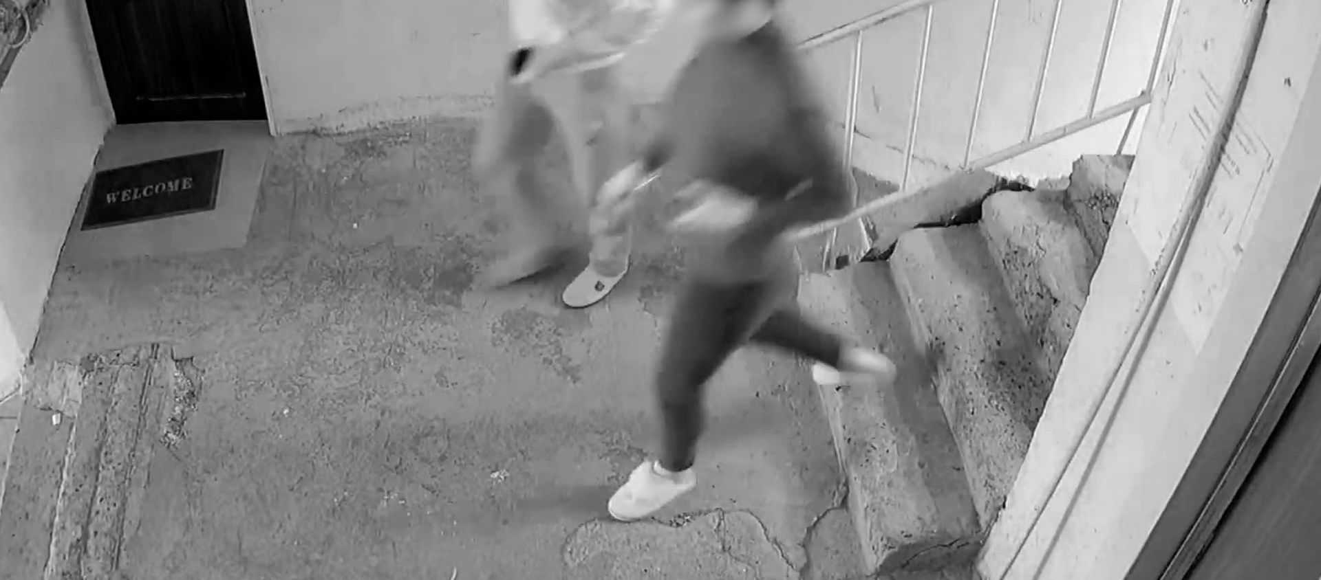 Жители многоэтажного здания в одном из спальных районов Еревана выбегают на улицу после землетрясения Жители многоэтажного здания в одном из спальных районов Еревана выбегают на улицу после землетрясения - Sputnik Армения, 1920, 13.02.2021