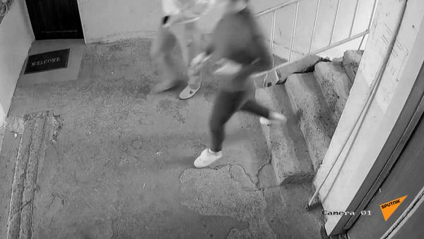 Жители многоэтажного здания в одном из спальных районов Еревана выбегают на улицу после землетрясения - Sputnik Армения