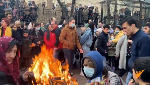 Люди празднуют Трндез в Ереване - Sputnik Армения
