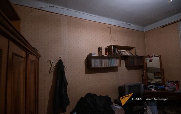 Последствия землетрясения по адресу Смбата Зоравара 40 (13 февраля 2021). Еревaн - Sputnik Армения