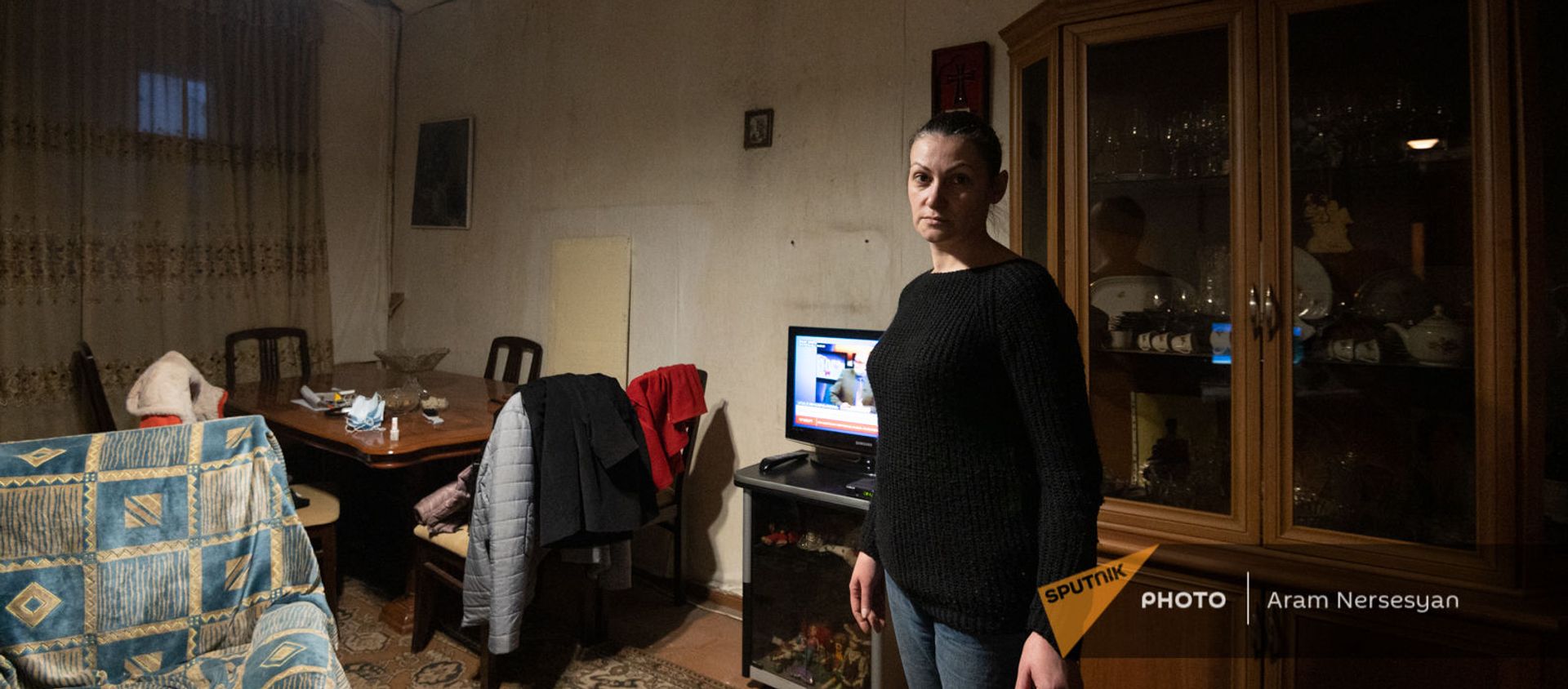 Жительница дома по адресу Смбата Зоравара 40 Жасмен Назарян показывает последствия землетрясения (13 февраля 2021). Еревaн - Sputnik Արմենիա, 1920, 13.02.2021