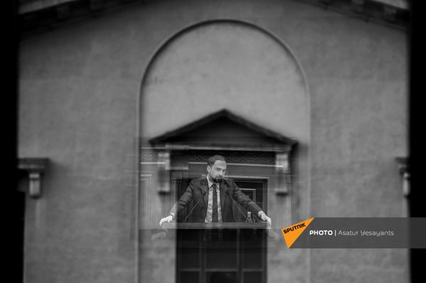 Вице-премьер Тигран Авинян в отражении стекла на заседании в Парламенте (10 февраля 2021). Еревaн Вице-премьер Тигран Авинян в отражении стекла на заседании в Парламенте (10 февраля 2021). Еревaн - Sputnik Армения