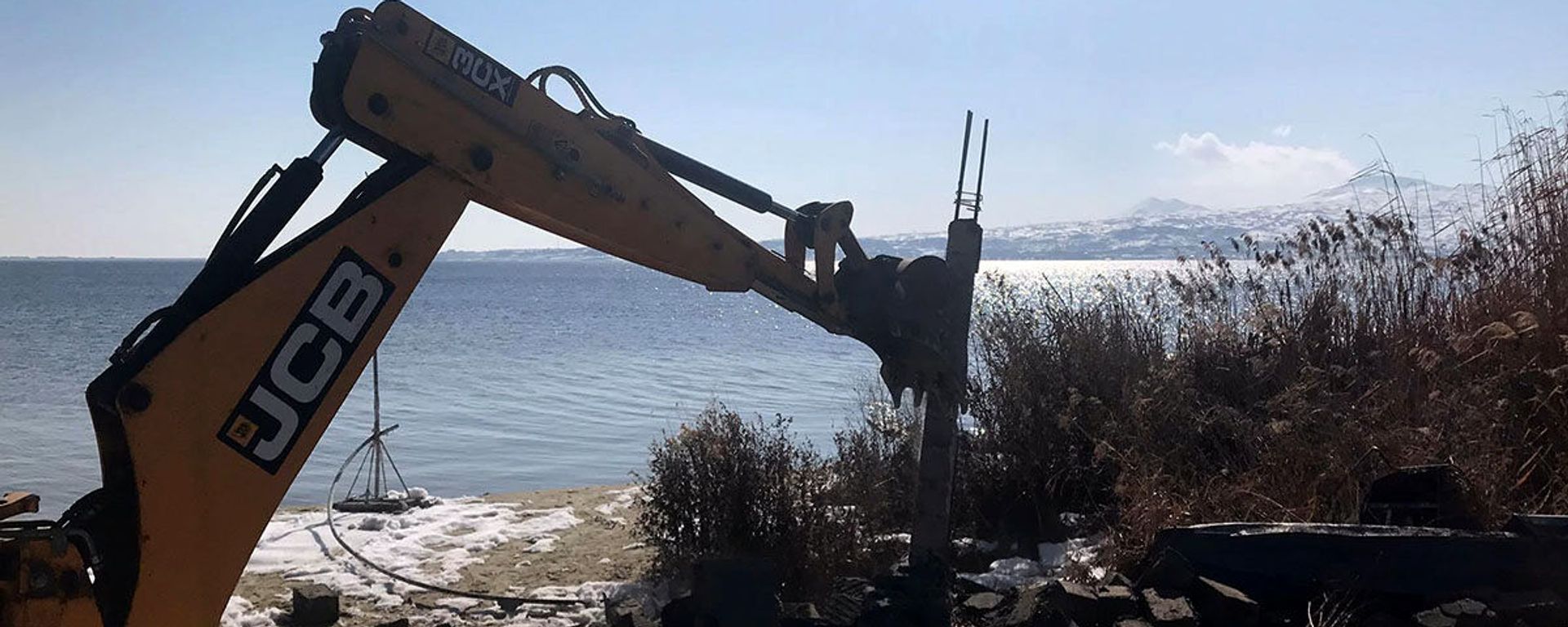 Демонтаж незаконных строений у Национального парка Севан (февраль 2021). Гегаркуник - Sputnik Армения, 1920, 05.11.2021