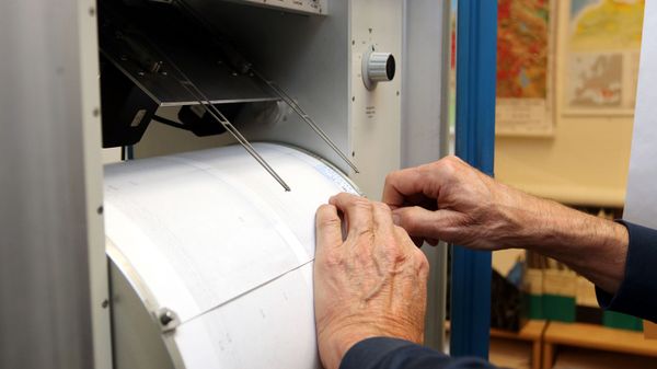 Часть исторического сейсмометра с сейсмограммой, используемой в Институте геофизики Чешской академии наук - Sputnik Армения
