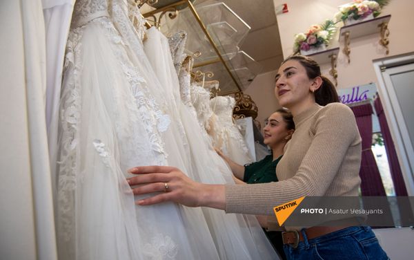 Հարսանյաց սրահի տնօրեն Տաթև Մելքոնյանն օգնում է Մարիամին հարսի զգեստ ընտրել Հարսանյաց սրահի տնօրեն Տաթև Մելքոնյանն օգնում է Մարիամին հարսի զգեստ ընտրել - Sputnik Արմենիա