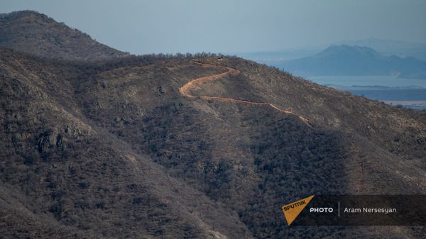 Вид на азербайджанский пост с села Неркин Ханд, Сюник - Sputnik Армения