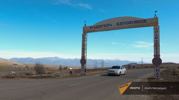 Арка у въезда в село Хндзореск Сюникской области - Sputnik Армения