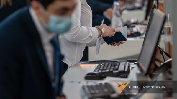 Регистрация пассажиров рейса Ереван-Москва в аэропорту Звартноц (1 февраля 2021). Еревaн Регистрация пассажиров рейса Ереван-Москва в аэропорту Звартноц (1 февраля 2021). Еревaн - Sputnik Армения