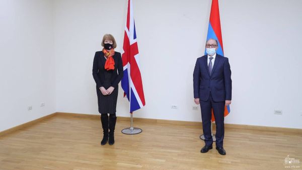 Министр иностранных дел Армении Ара Айвазян встретился с госминистром по делам Европейского соседства и Америки Министерства иностранных дел Великобритании Уэнди Мортон (16 февраля 2021). Еревaн - Sputnik Армения