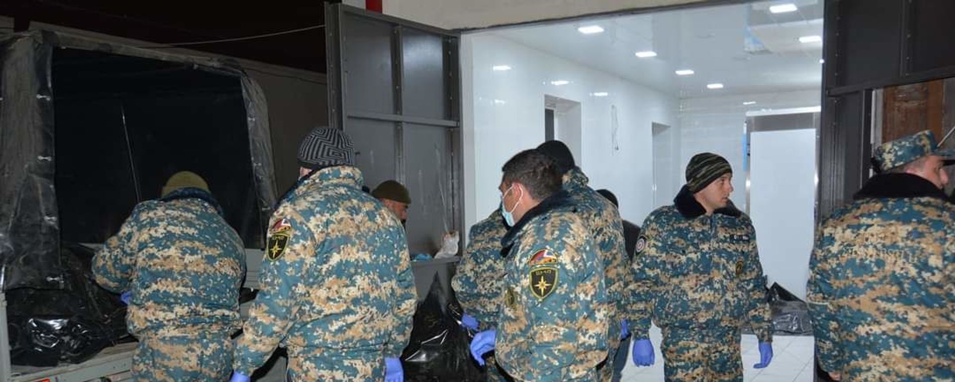 Сотрудники ГСЧС перевозят тела военнослужащих в морг (16 февраля 2021). Степанакерт - Sputnik Армения, 1920, 19.03.2021