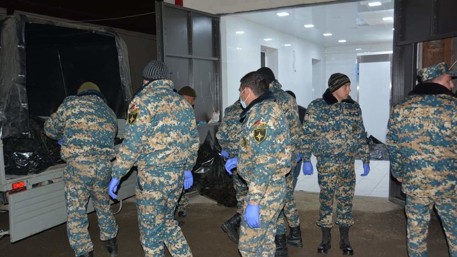 Сотрудники ГСЧС перевозят тела военнослужащих в морг (16 февраля 2021). Степанакерт Сотрудники ГСЧС перевозят тела военнослужащих в морг (16 февраля 2021). Степанакерт - Sputnik Армения, 1920, 19.03.2021