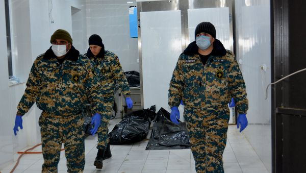 Сотрудники ГСЧС перевозят тела военнослужащих в морг (16 февраля 2021). Степанакерт - Sputnik Արմենիա