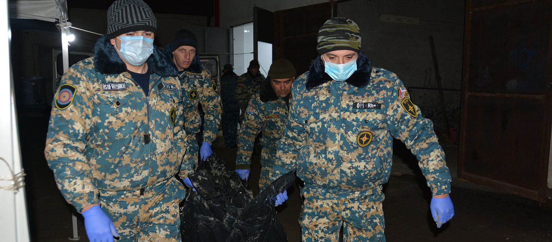 Сотрудники ГСЧС перевозят тела военнослужащих в морг (16 февраля 2021). Степанакерт - Sputnik Армения, 1920, 17.02.2021