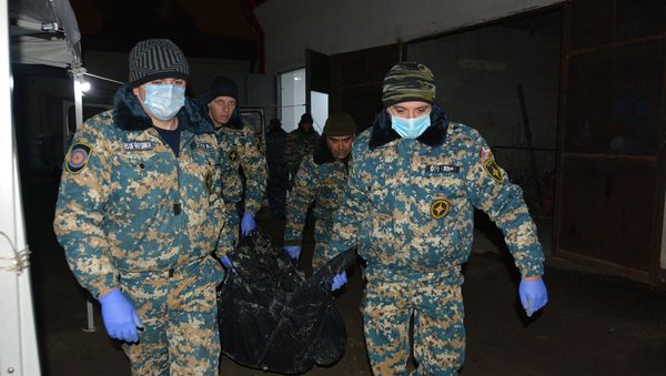 Сотрудники ГСЧС перевозят тела военнослужащих в морг (16 февраля 2021). Степанакерт - Sputnik Արմենիա